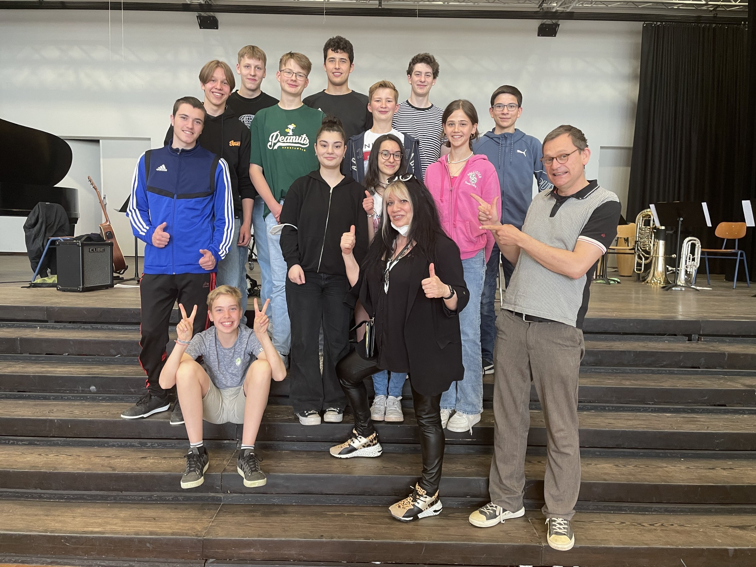 Die ebs-Band steht mit Anca Graterol vor einer Bühne