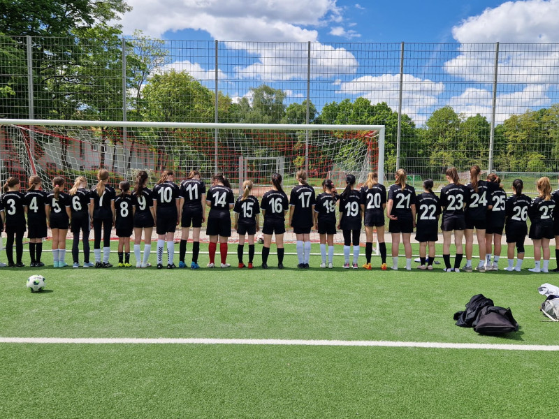 Pfeifende Ohren, fliegende Bälle und voller Einsatz – Jugend trainiert für Olympia