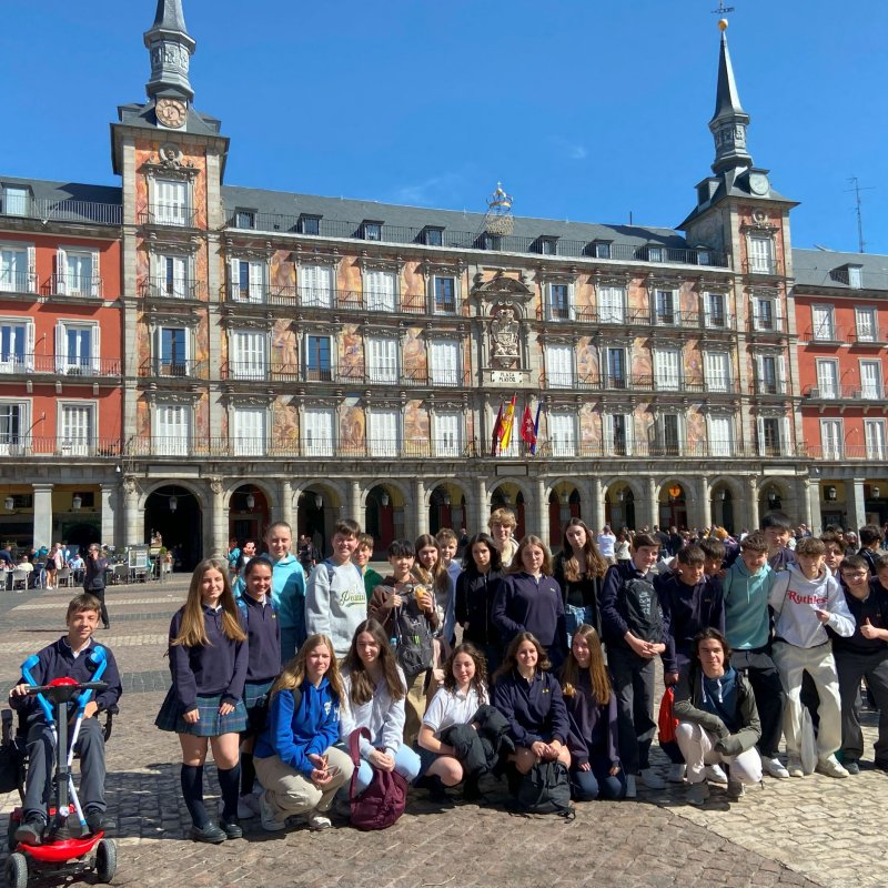 Eine Schülergruppe steht vor dem rathaus von Griñón