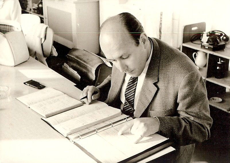 Herr Kollewe im Lehrerzimmer